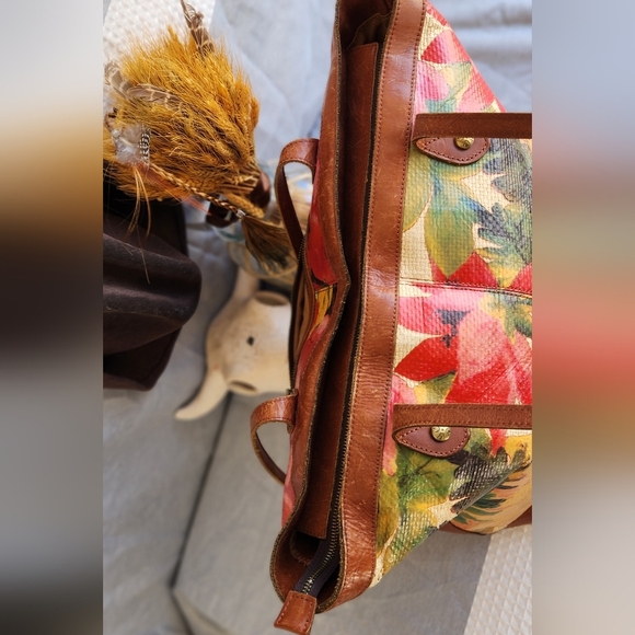 Splatter a garden of beauty upon your favorite Patricia Nash™ Straw Viotti Tote. - Picture 7 of 11